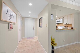 25806 Cockleshell Dr-Unit -317 in Bonita Springs, FL - Foto de edificio - Building Photo