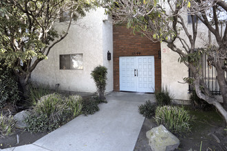 Casa Segura Apartments in Bellflower, CA - Foto de edificio - Building Photo