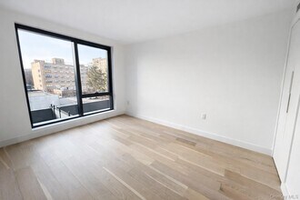 144-49 Northern Blvd in Queens, NY - Foto de edificio - Building Photo