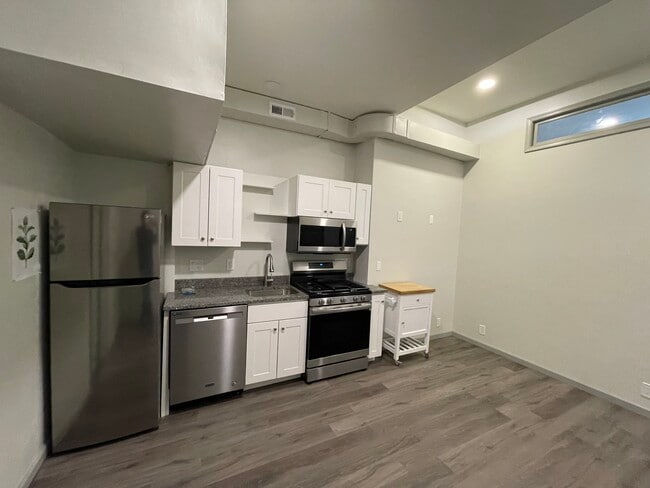 1013 St Paul St, Unit 1F in Baltimore, MD - Building Photo - Building Photo