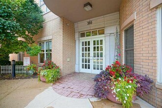 360 W Washington Ave, Unit Metropolitan Place in Madison, WI - Building Photo - Building Photo