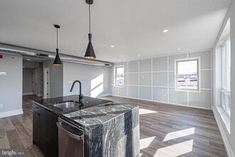 526 Brown St in Philadelphia, PA - Building Photo - Building Photo