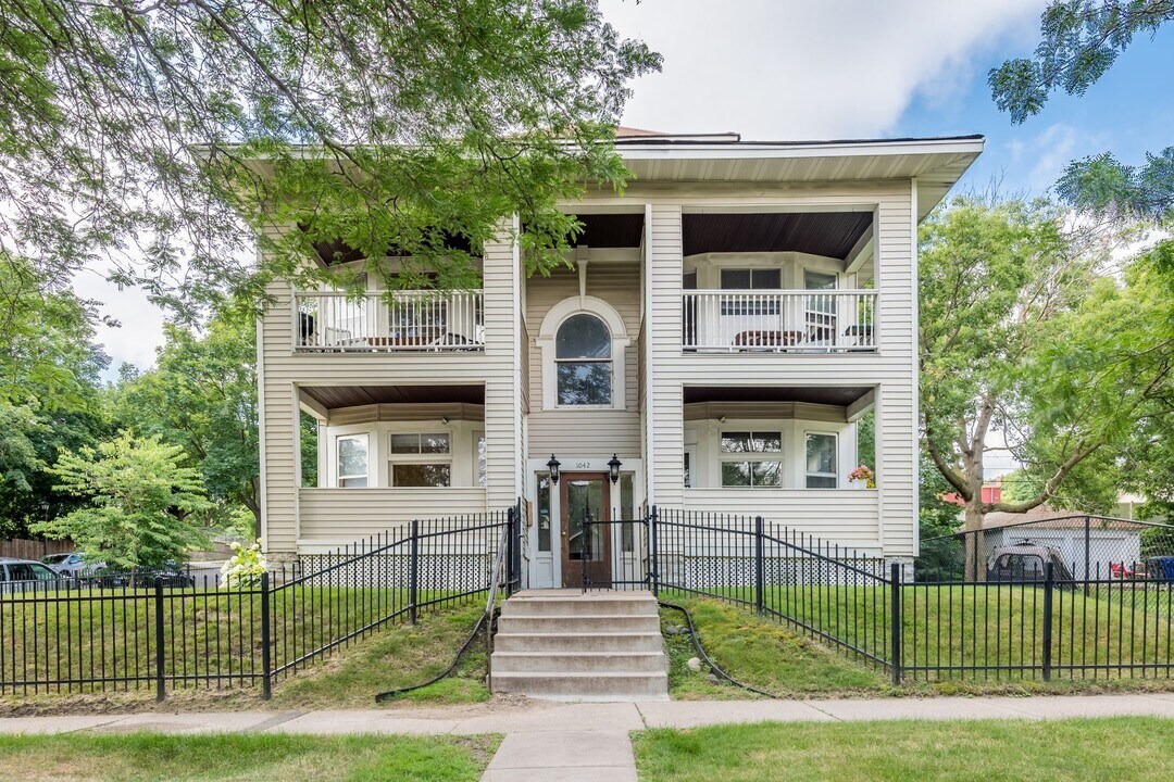 1042 Dayton Ave in St. Paul, MN - Building Photo
