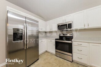 2435 Wynbrook Dr in Winston-Salem, NC - Foto de edificio - Building Photo