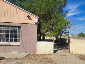 905 NE Camp St in Fabens, TX - Building Photo