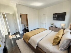 2801 San Marino St in Los Angeles, CA - Building Photo