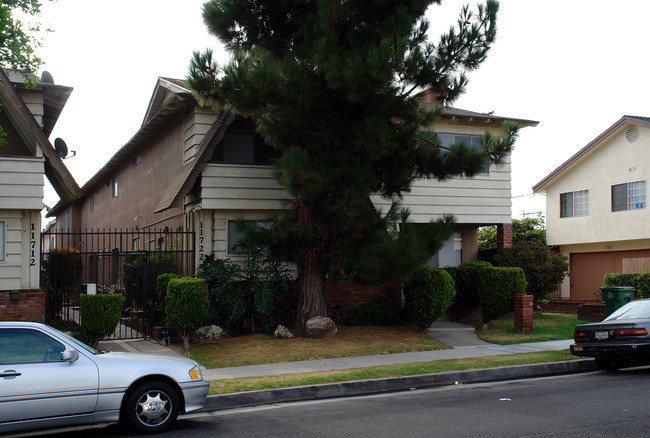 11722 Eucalyptus Ave in Hawthorne, CA - Building Photo - Building Photo