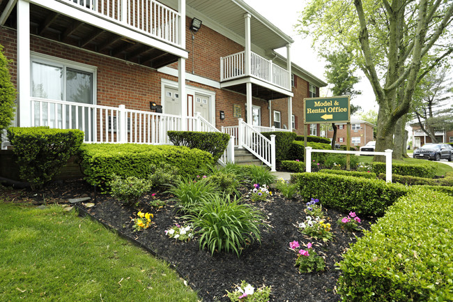 Madison Gardens in Old Bridge, NJ - Foto de edificio - Building Photo