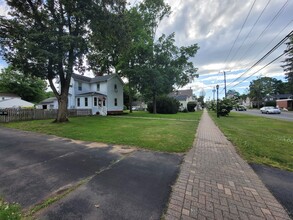 286 Hazard Ave in Enfield, CT - Building Photo - Building Photo