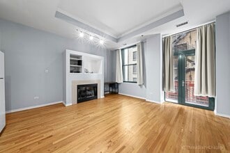 208 W Washington St in Chicago, IL - Building Photo - Building Photo