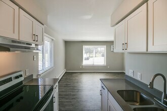 Poet Place Apartments in Riverview, MI - Foto de edificio - Building Photo