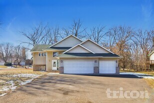 446 9th St SW in Forest Lake, MN - Building Photo