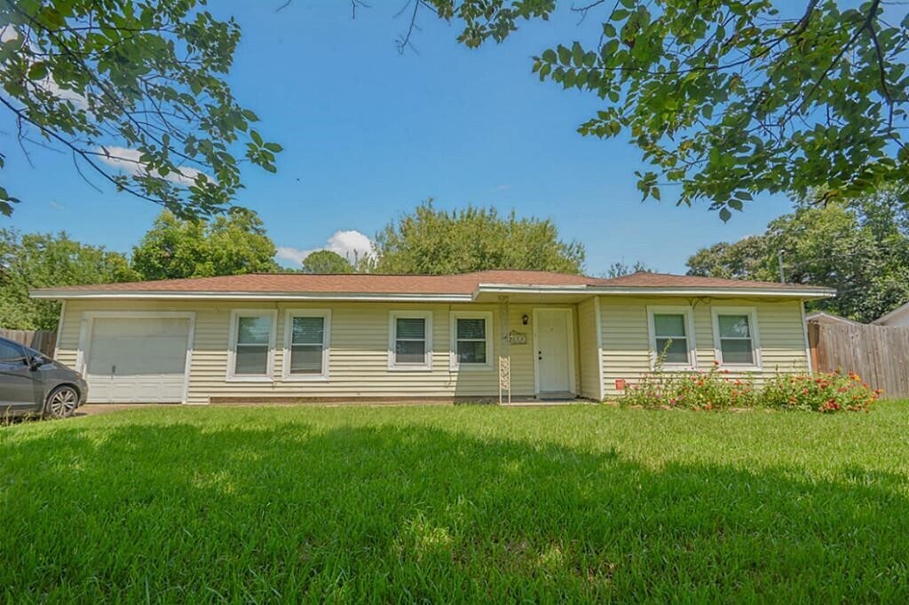 116 Texas Ave in League City, TX - Building Photo