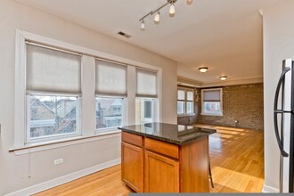 3040 W Diversey Ave, Unit 2S in Chicago, IL - Building Photo - Building Photo