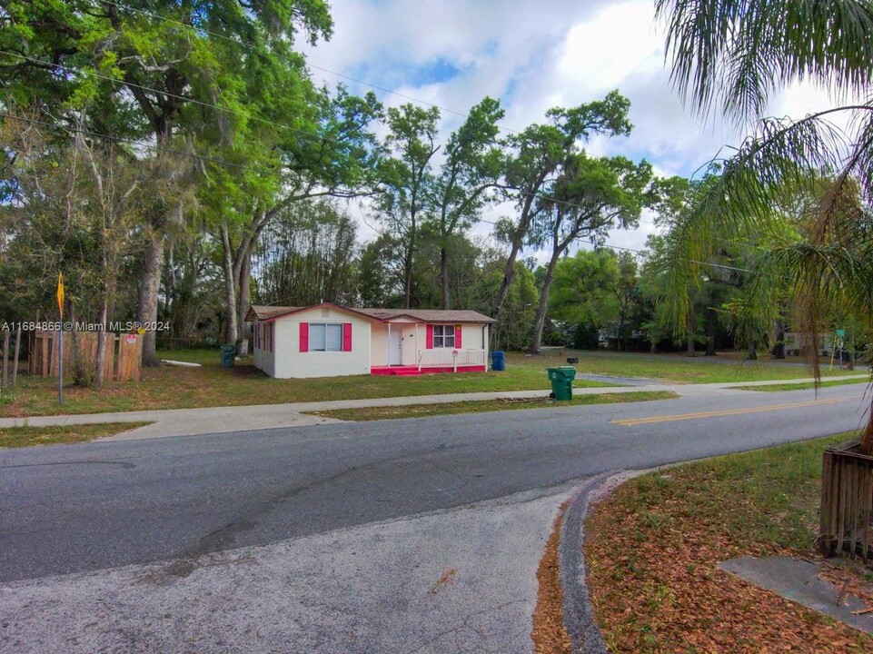 1135 E Voorhis Ave in DeLand, FL - Building Photo