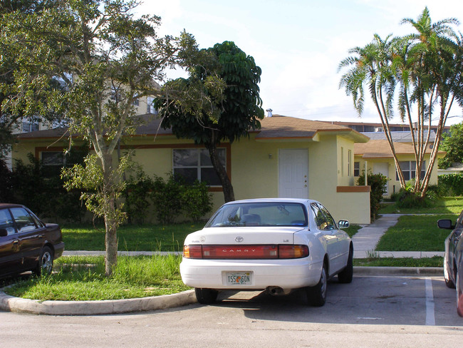 2250 NE 171st St in North Miami Beach, FL - Foto de edificio - Building Photo