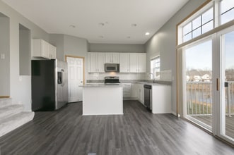 5030 Fountain Lane N in Plymouth, MN - Foto de edificio - Building Photo