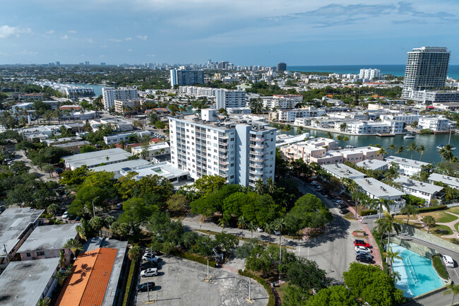 Stanton House in Miami Beach, FL - Building Photo - Building Photo