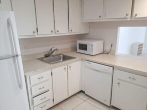 500 Executive Center Dr in West Palm Beach, FL - Building Photo - Building Photo