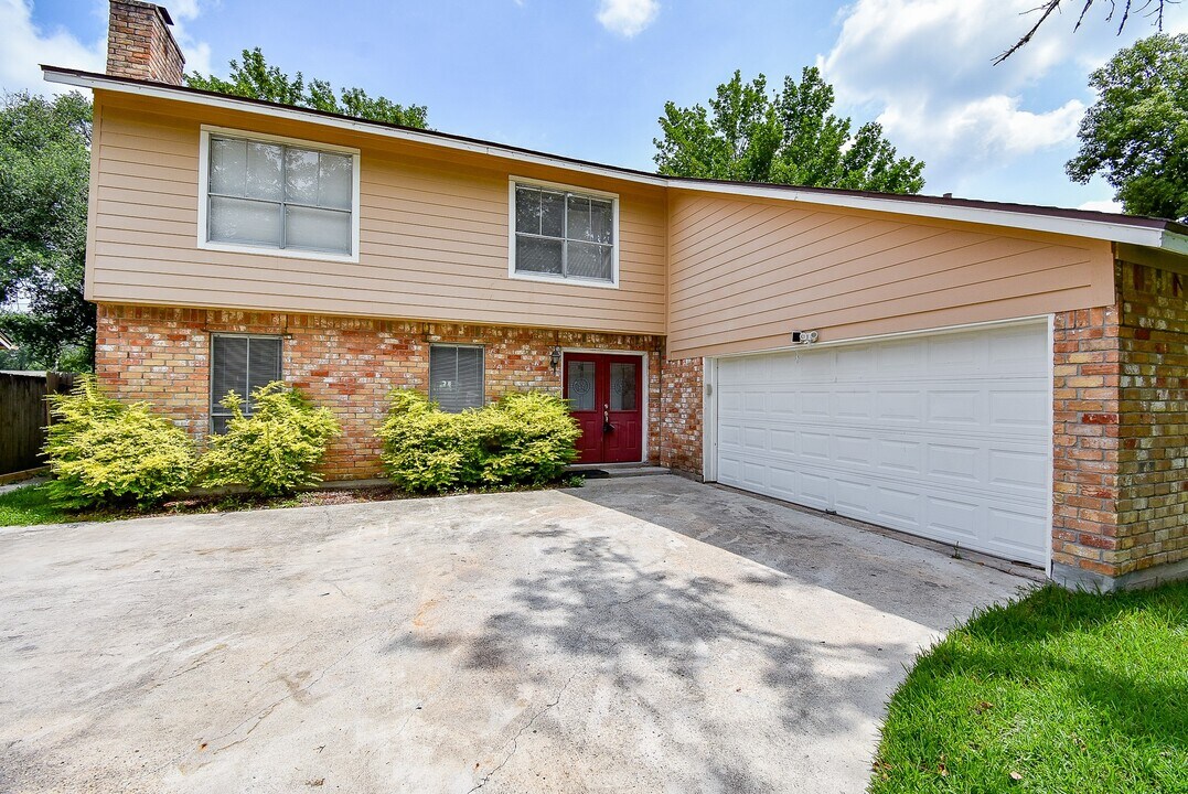 2110 Hilton Head Dr in Missouri City, TX - Building Photo