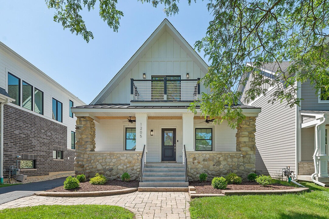1205 Curtiss St in Downers Grove, IL - Building Photo