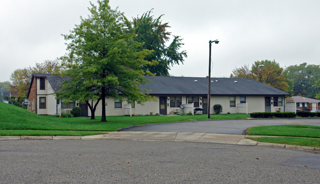 Almond Village Apartments in Dayton, OH - Building Photo - Building Photo