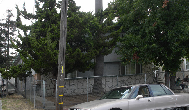 9312 Peach St in Oakland, CA - Foto de edificio - Building Photo