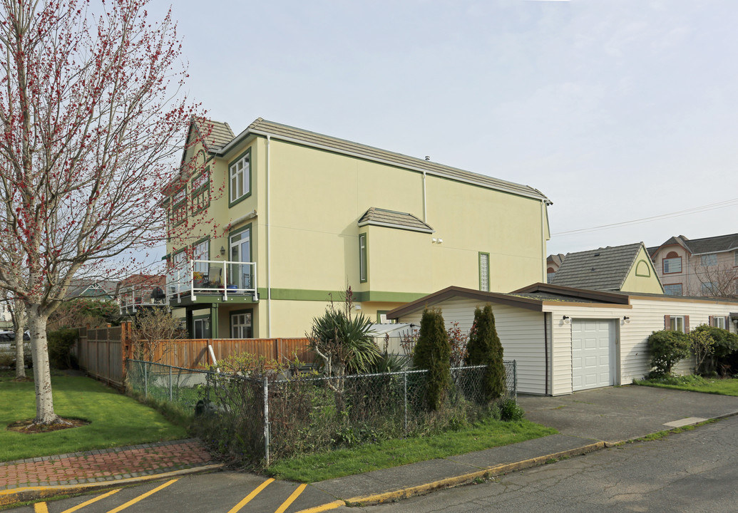 9706-9708 3rd St in Sidney, BC - Building Photo