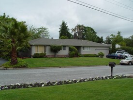 2130 Ward Way in Woodside, CA - Building Photo