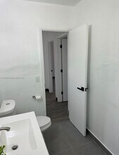 725 NW 1st Ct in Hallandale Beach, FL - Building Photo - Building Photo