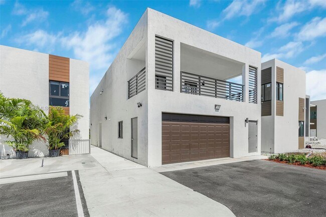 16955 SW 100th Ave in Miami, FL - Building Photo - Building Photo