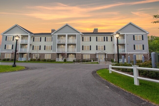21 Messenger St, Unit 102 in Plainville, MA - Building Photo - Building Photo