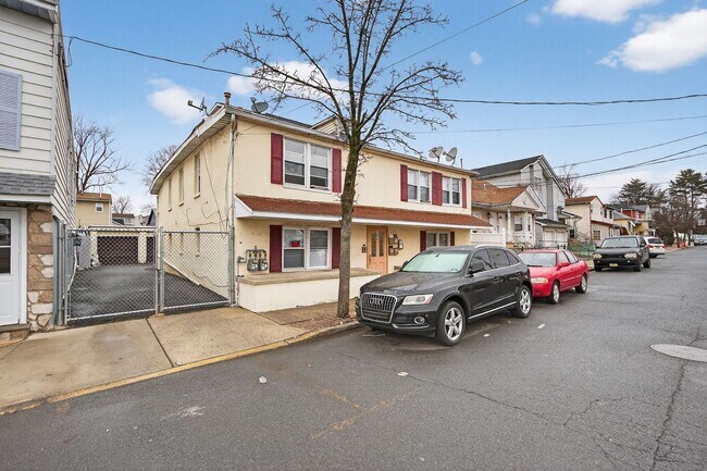 1290 Baker St in Hillside, NJ - Foto de edificio - Building Photo