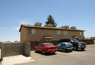 16280 Sequoia Ave in Hesperia, CA - Foto de edificio - Building Photo