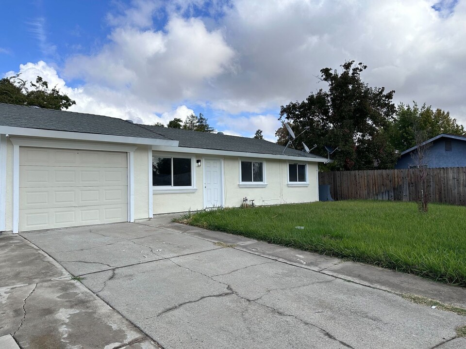 8709 Sangria Way in Elk Grove, CA - Foto de edificio