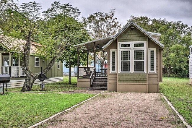 276 Park Ave in Staples, TX - Building Photo - Building Photo