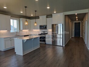 8304 Gardner St in West Richland, WA - Building Photo - Building Photo