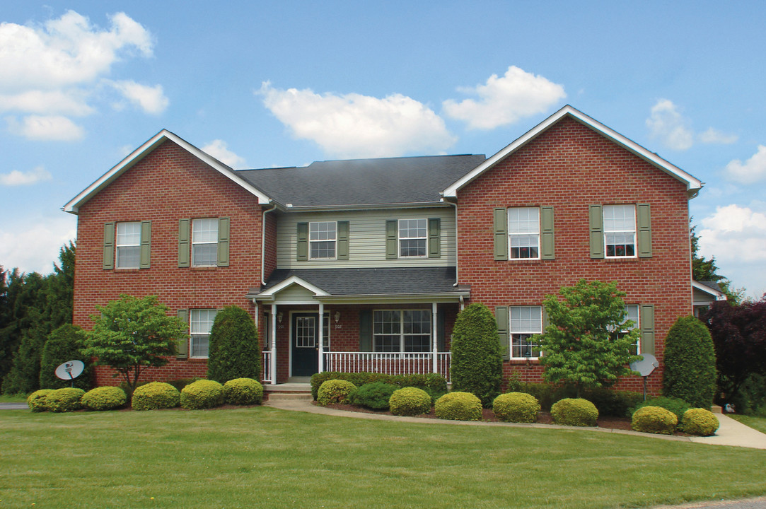 Edgewood Manor in Hunker, PA - Foto de edificio