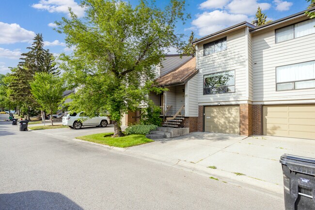 3302 50 St NW in Calgary, AB - Building Photo - Primary Photo