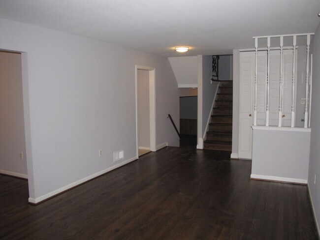 5233 Pommeroy Dr in Fairfax, VA - Building Photo - Building Photo