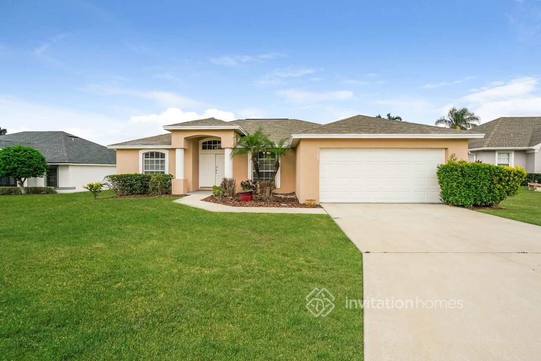 7785 Canterbury Cir in Lakeland, FL - Foto de edificio