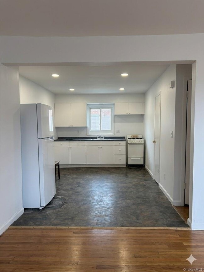 629 Wellwood Ave in Lindenhurst, NY - Building Photo - Building Photo