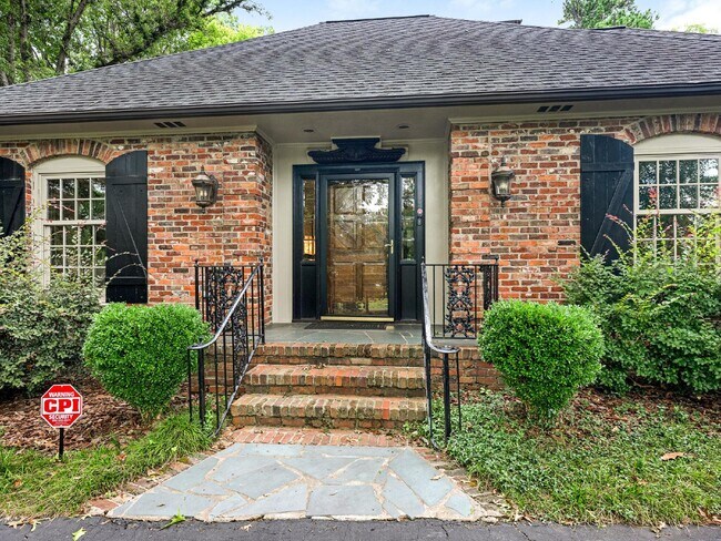 3515 Foxcroft Rd in Charlotte, NC - Building Photo - Building Photo