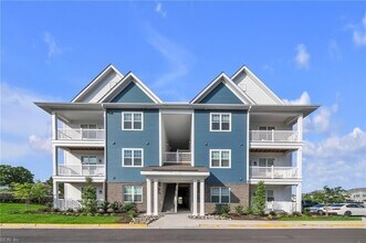 1732 Dromolin Dr, Unit 305 in Virginia Beach, VA - Building Photo - Building Photo