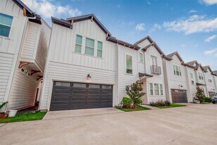 8911 Knoll Villas St in Houston, TX - Building Photo