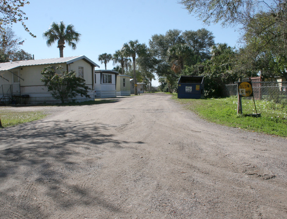 6107 Mabrey Ave in Gibsonton, FL - Building Photo