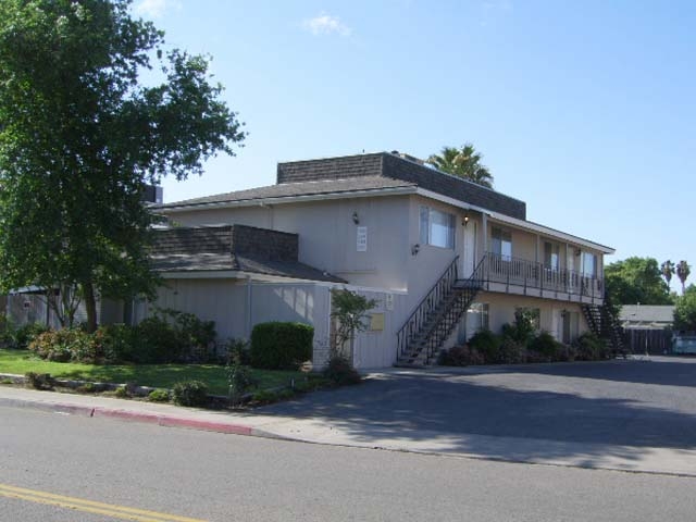 3235 W Campus in Visalia, CA - Building Photo