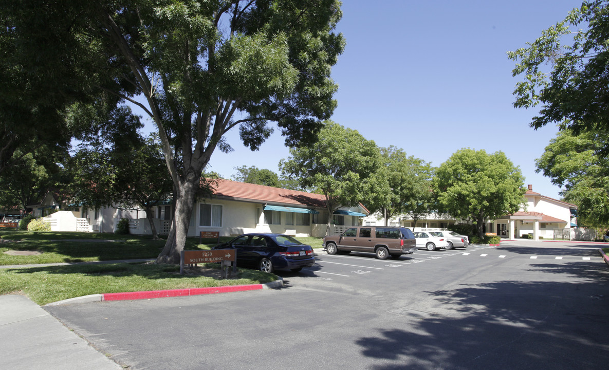 Ridgeview Commons in Pleasanton, CA - Building Photo