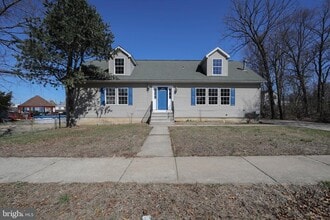 605 Neck Rd in Burlington, NJ - Building Photo - Building Photo