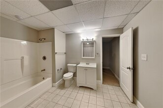 3930 Summit Gate Dr in Suwanee, GA - Foto de edificio - Building Photo